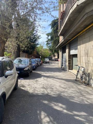 locale commerciale in vendita a Bologna in zona San Donato