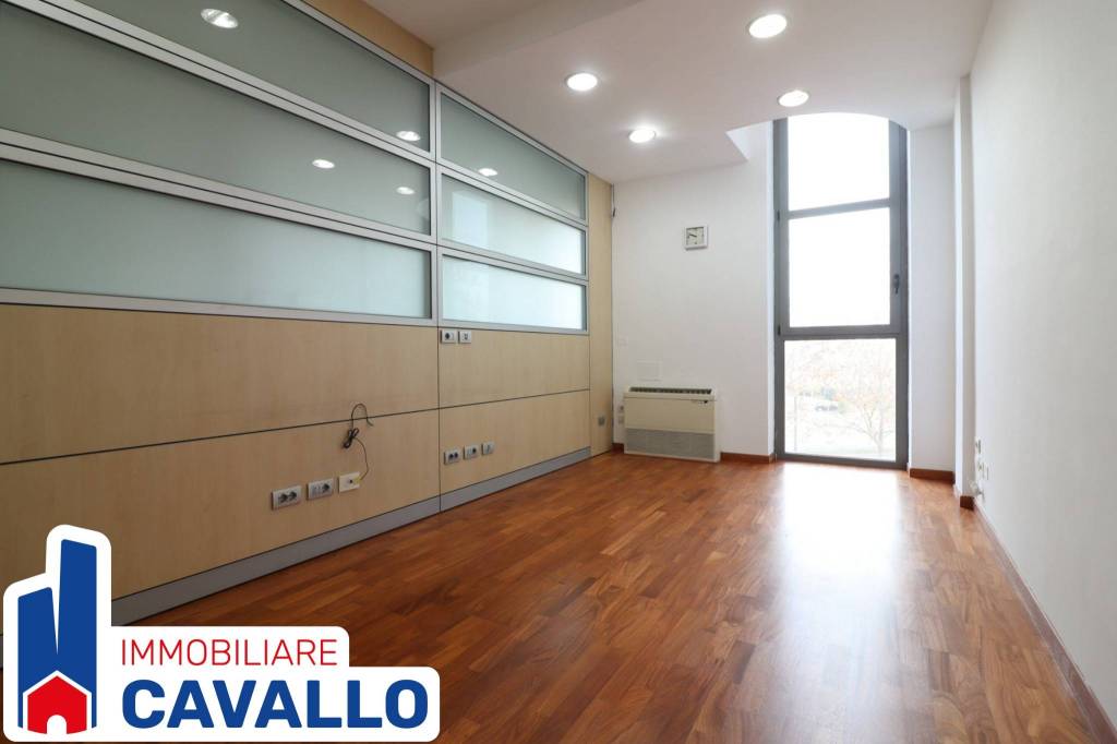 negozio in vendita a Bologna in zona Zona Industriale Ròveri