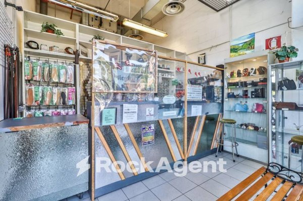 locale commerciale in vendita a Bologna