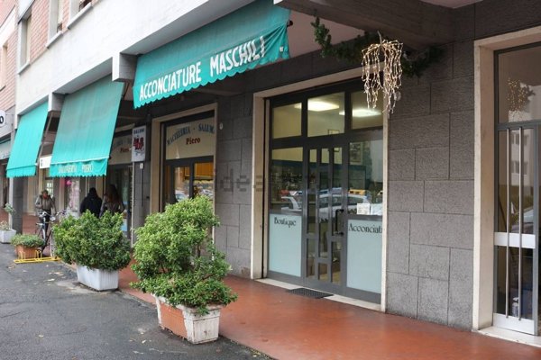 locale commerciale in vendita a Bologna in zona Savena
