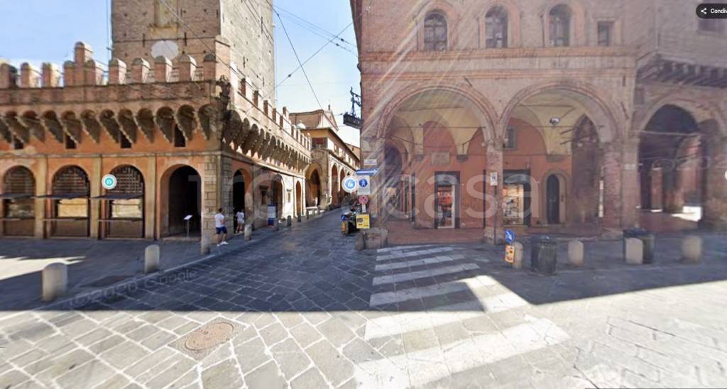 negozio in vendita a Bologna in zona Santo Stefano