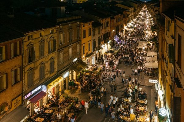 locale commerciale in vendita a Bologna in zona Centro Storico