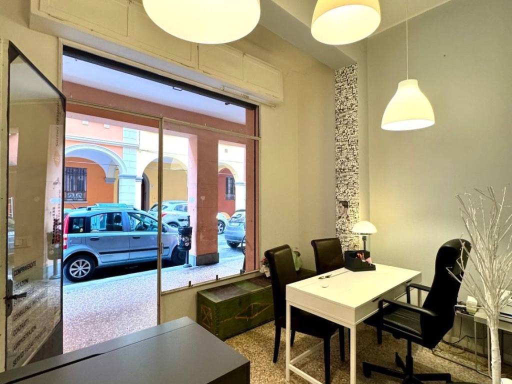 negozio in vendita a Bologna in zona Santo Stefano