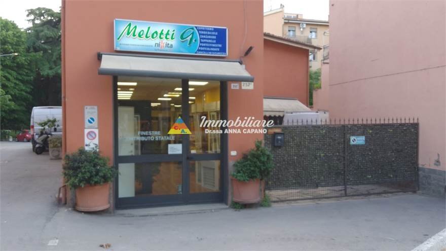 locale commerciale in vendita a Bologna