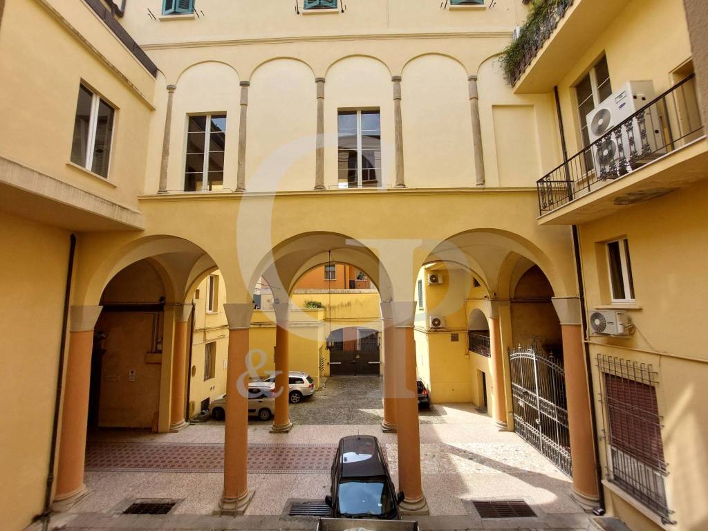 ufficio in vendita a Bologna in zona Centro Storico