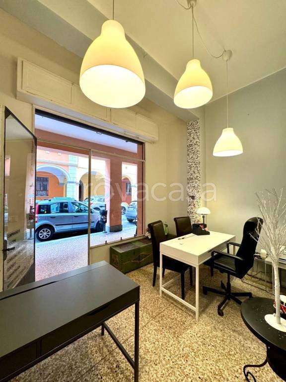 negozio in vendita a Bologna in zona Santo Stefano