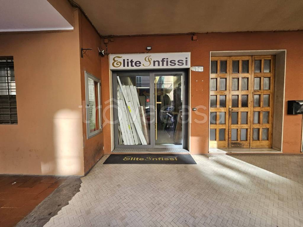 negozio in vendita a Bologna in zona Quartiere Porto