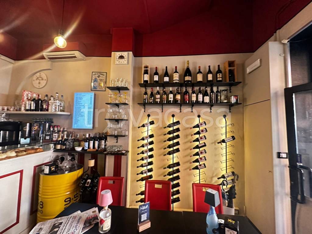 negozio in vendita a Bologna in zona Santo Stefano