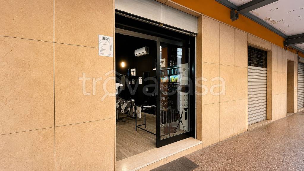 negozio in vendita a Bologna in zona Saragozza