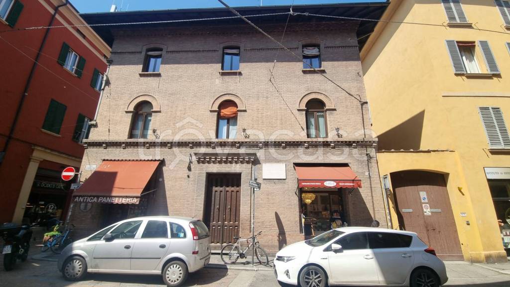 negozio in vendita a Bologna in zona Centro Storico