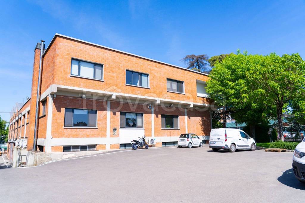 capannone in vendita a Bologna in zona Corticella
