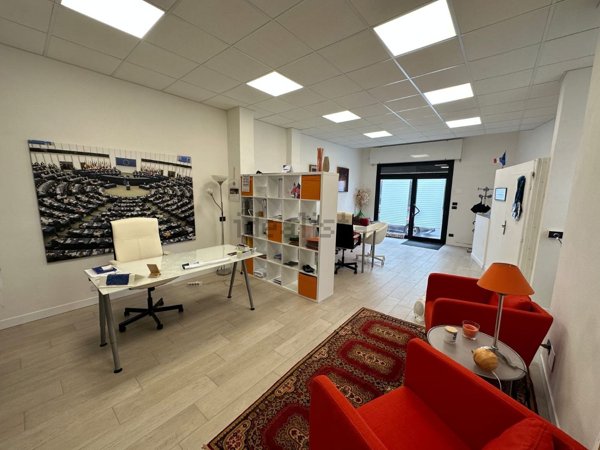 locale commerciale in vendita a Bologna