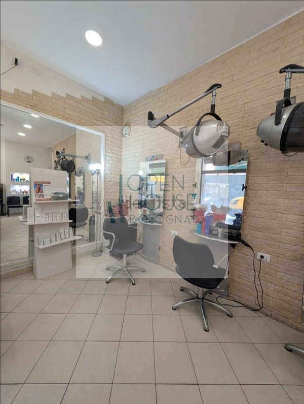 locale commerciale in vendita a Bologna in zona Andrea Costa