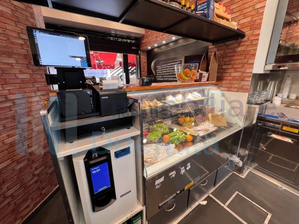 negozio in vendita a Bologna in zona Quartiere Porto