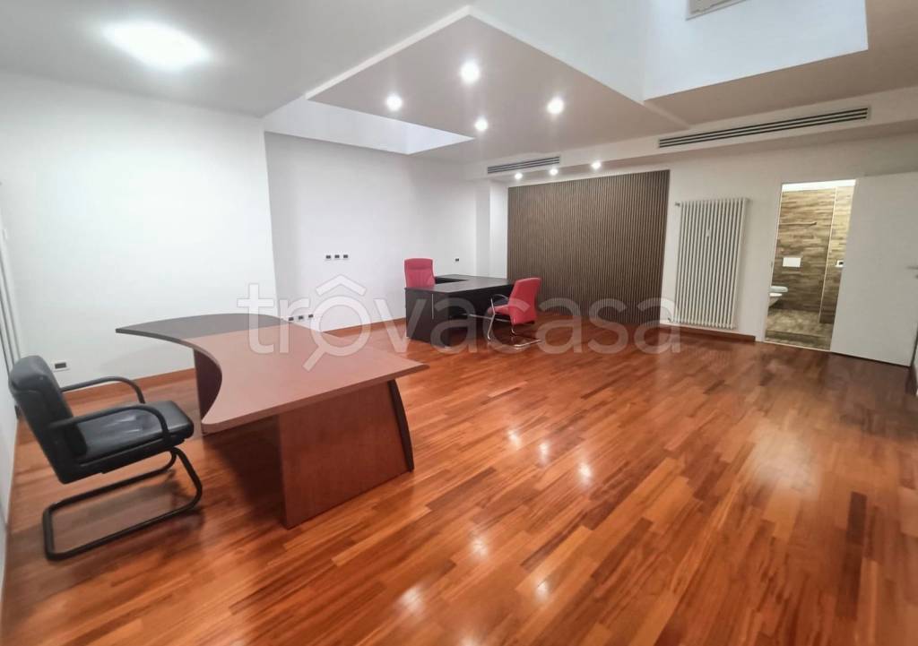 ufficio in vendita a Bologna in zona Quartiere Porto