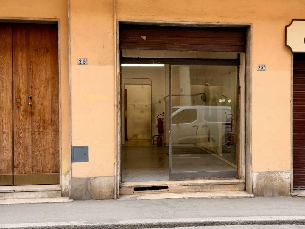 negozio in vendita a Bologna in zona Santo Stefano