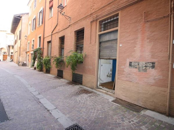 locale commerciale in vendita a Bologna in zona Santo Stefano