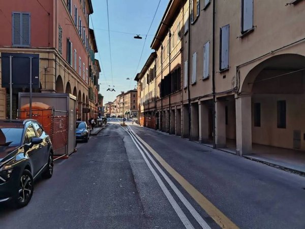 negozio in vendita a Bologna in zona Saragozza