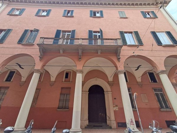 locale commerciale in vendita a Bologna