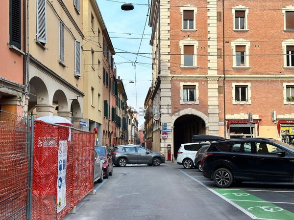 negozio in vendita a Bologna in zona Santo Stefano