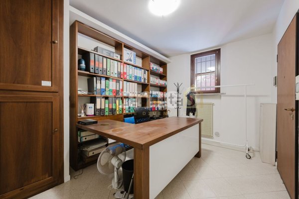 ufficio in vendita a Bologna in zona Santo Stefano