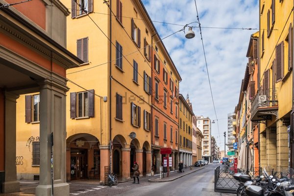 negozio in vendita a Bologna in zona Quartiere Porto