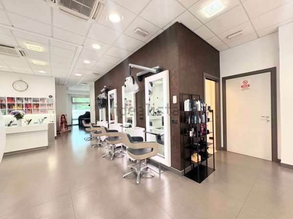negozio in vendita a Bologna in zona Reno