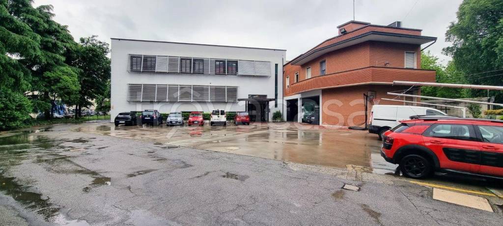 locale commerciale in vendita a Bologna in zona San Donato