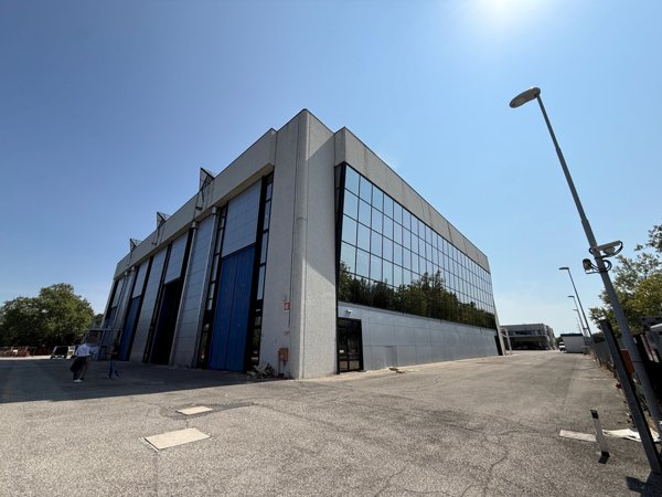 capannone in vendita a Bologna in zona Zona Industriale Ròveri