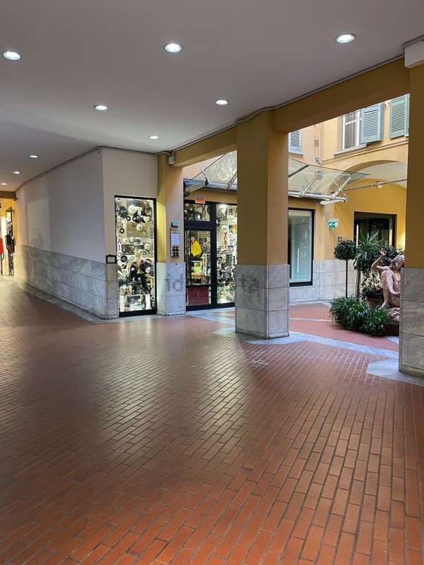 locale commerciale in vendita a Bologna in zona Centro Storico