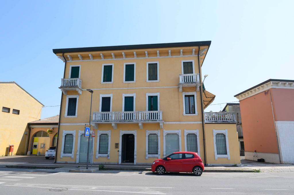 appartamento in vendita a Budrio in zona Cento