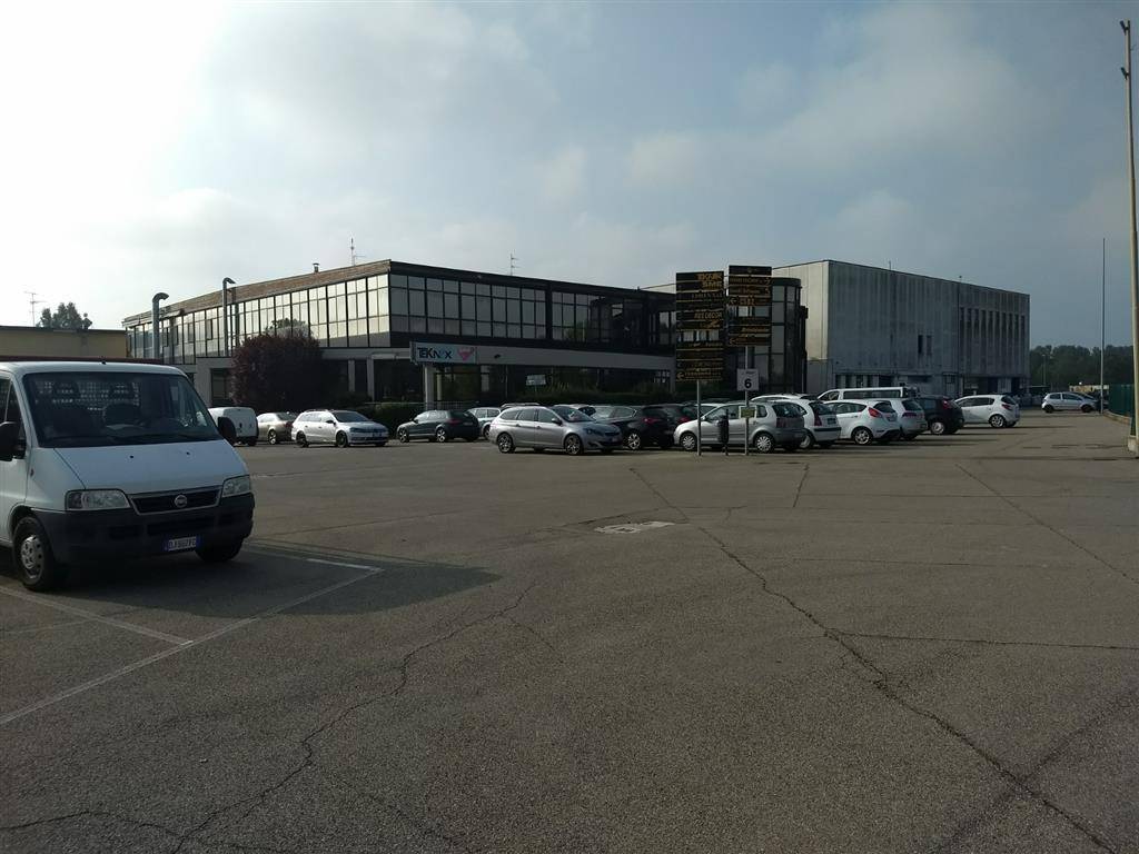 locale commerciale in vendita a Budrio in zona Prunaro