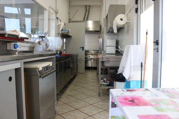 locale commerciale in vendita a Budrio in zona Cento