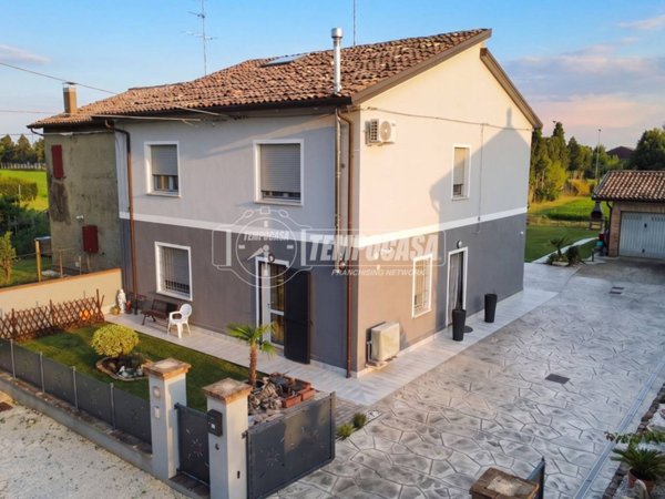 appartamento in vendita a Budrio in zona Cento
