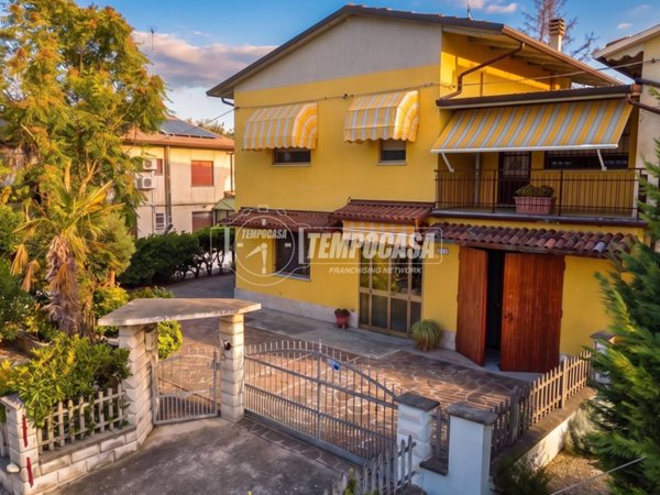 appartamento in vendita a Budrio in zona Cento