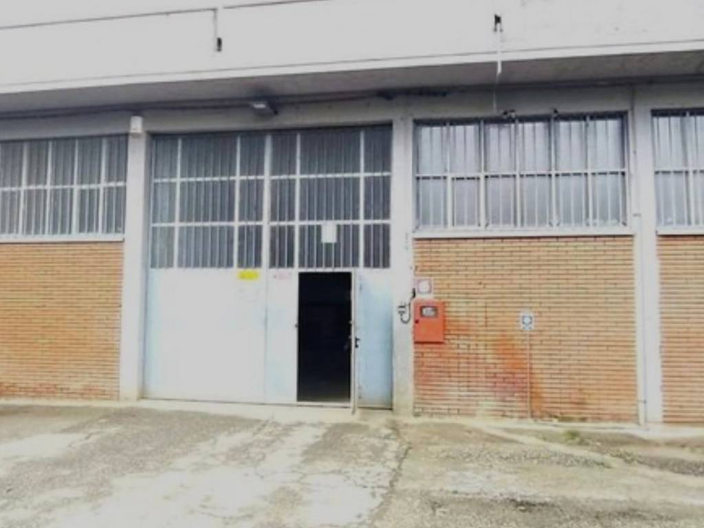 locale commerciale in vendita a Calderara di Reno