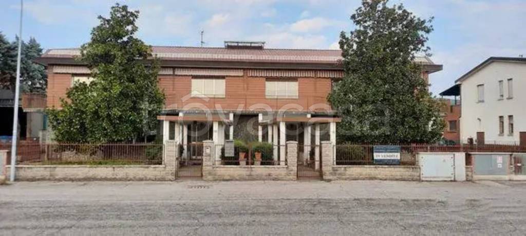 negozio in vendita a Calderara di Reno in zona Bargellino