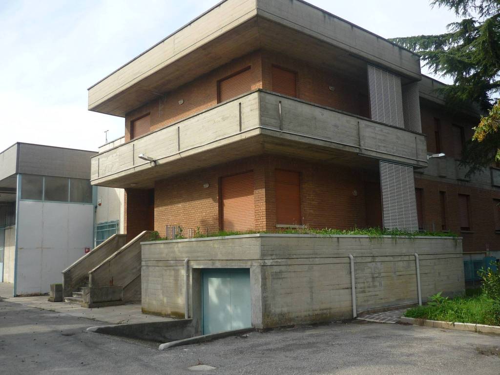 locale commerciale in vendita a Calderara di Reno in zona Bargellino