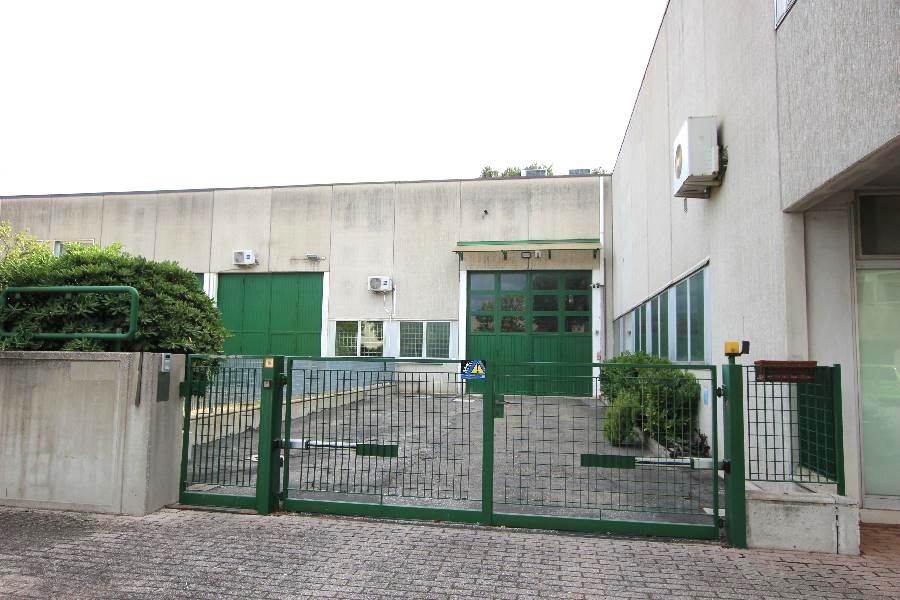 capannone in vendita a Calderara di Reno in zona Lippo