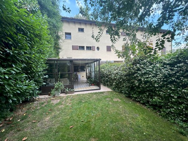 intera palazzina in vendita a Calderara di Reno in zona Sacerno