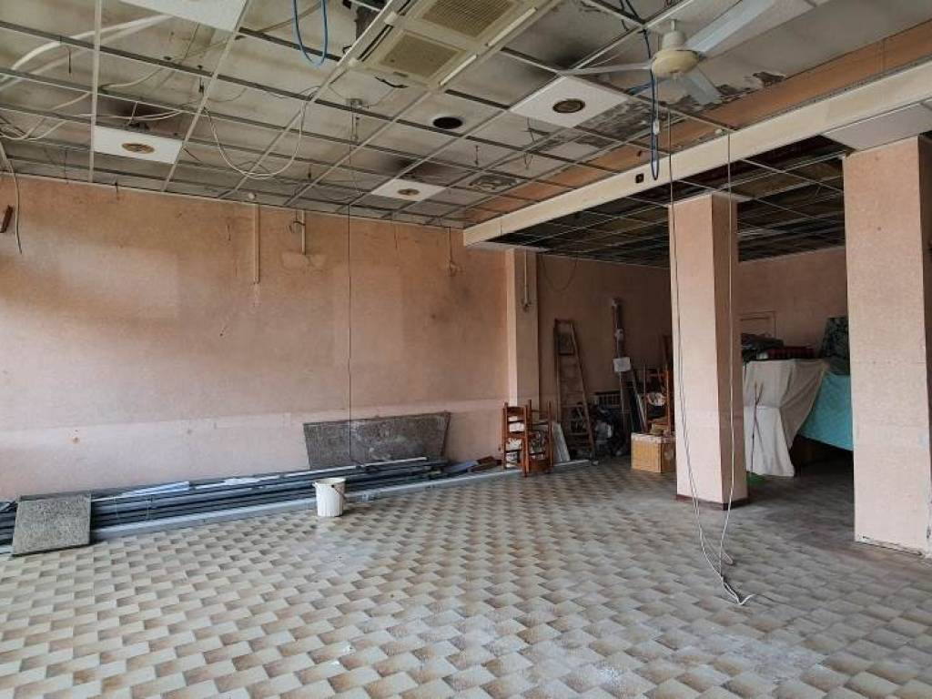 locale commerciale in vendita a Calderara di Reno in zona Longara