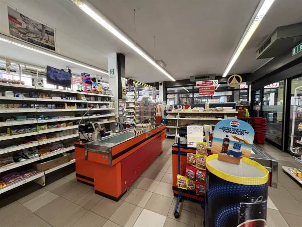 negozio in vendita a Calderara di Reno in zona Lippo