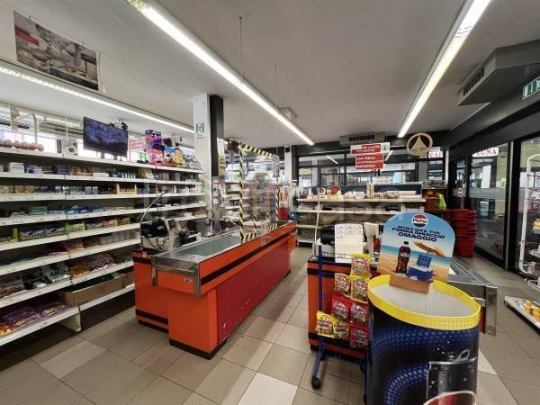 negozio in vendita a Calderara di Reno in zona Lippo