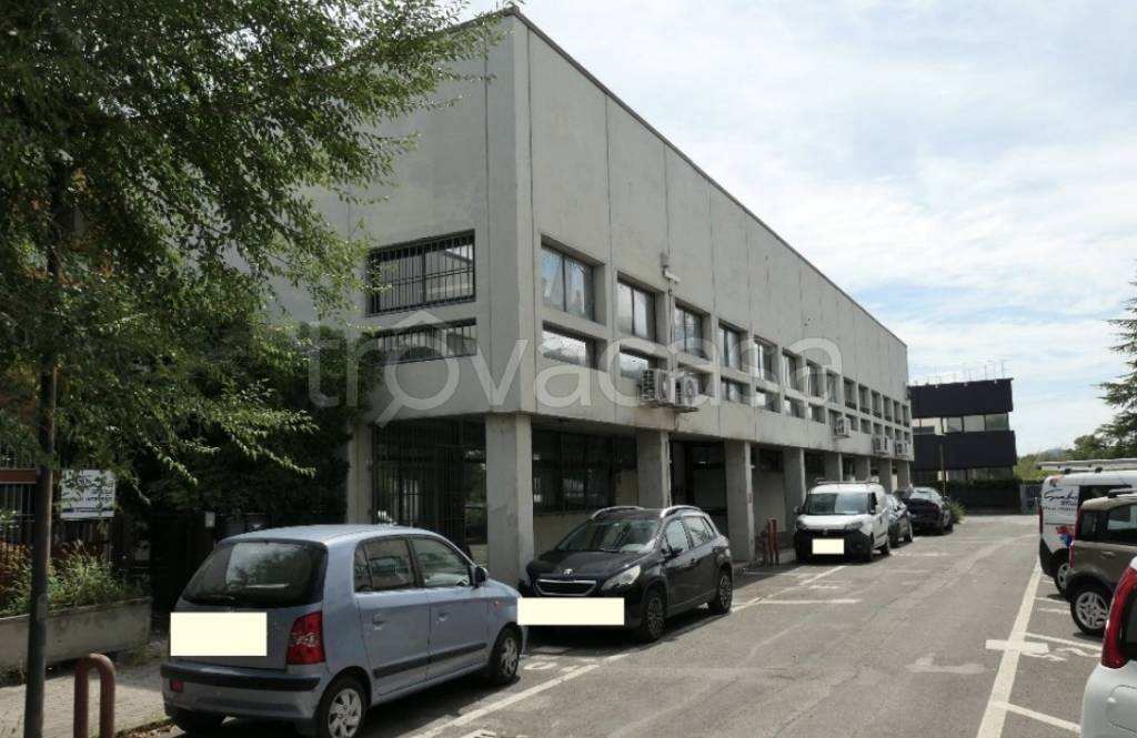 locale commerciale in vendita a Calderara di Reno in zona Lippo