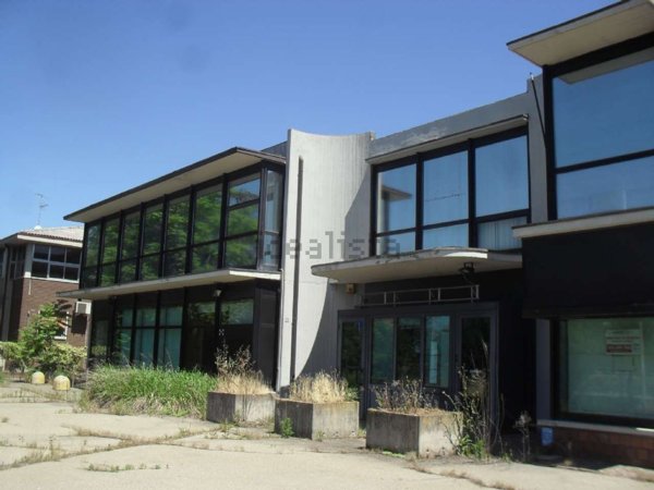 locale commerciale in vendita a Calderara di Reno in zona Bargellino