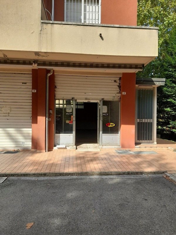 locale commerciale in vendita a Calderara di Reno