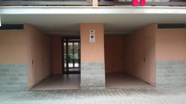 locale commerciale in vendita a Calderara di Reno in zona Longara