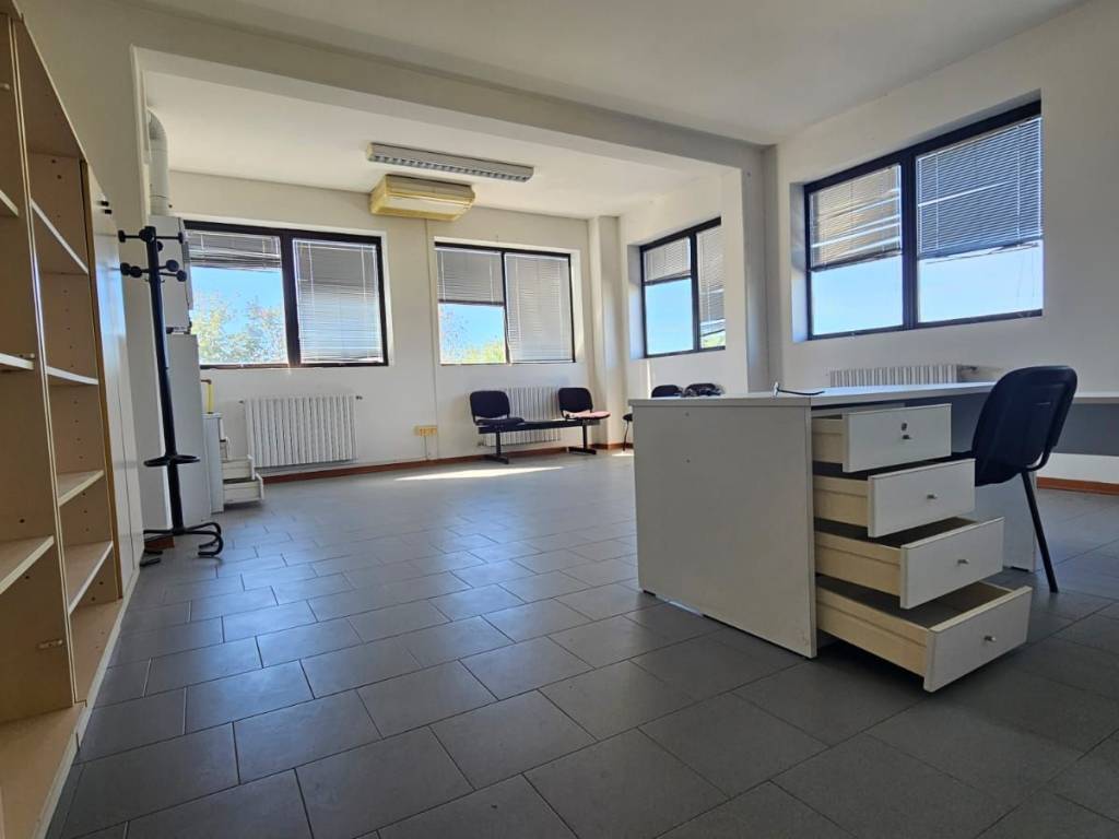 ufficio in vendita a Calderara di Reno in zona Bargellino