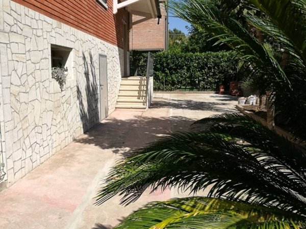 casa indipendente in vendita a Calderara di Reno in zona Lippo