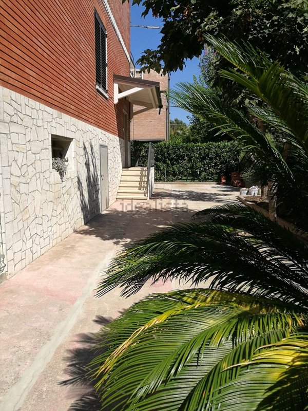 casa indipendente in vendita a Calderara di Reno in zona Lippo